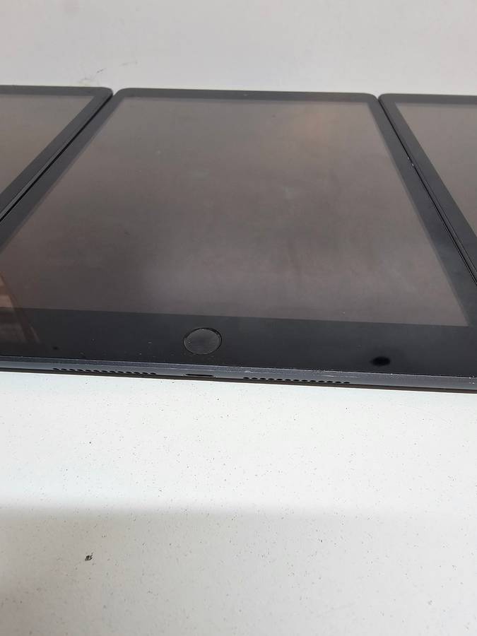 6 x iPad 7 - 10.2 inch - Spares or Repairs - Storage size unknown