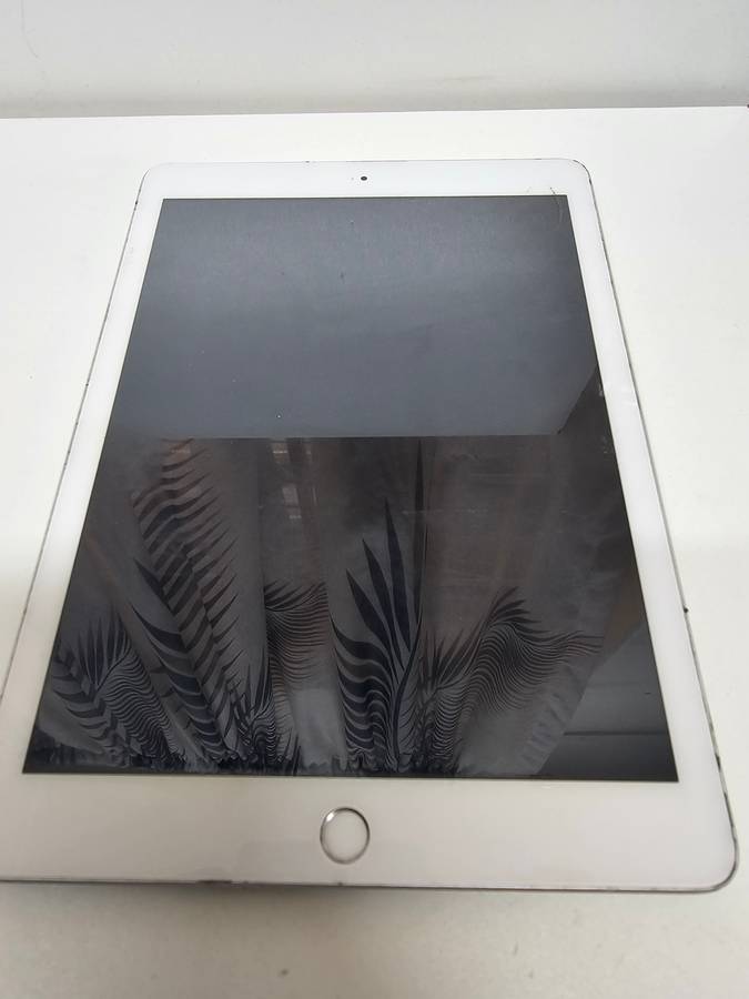 iPad 6 - 9.7 inch - Spares or repairs - Storage size unknown