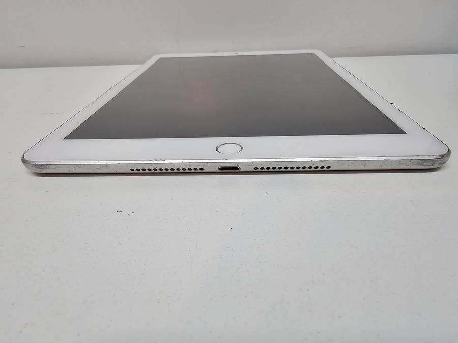 iPad 6 - 9.7 inch - Spares or repairs - Storage size unknown