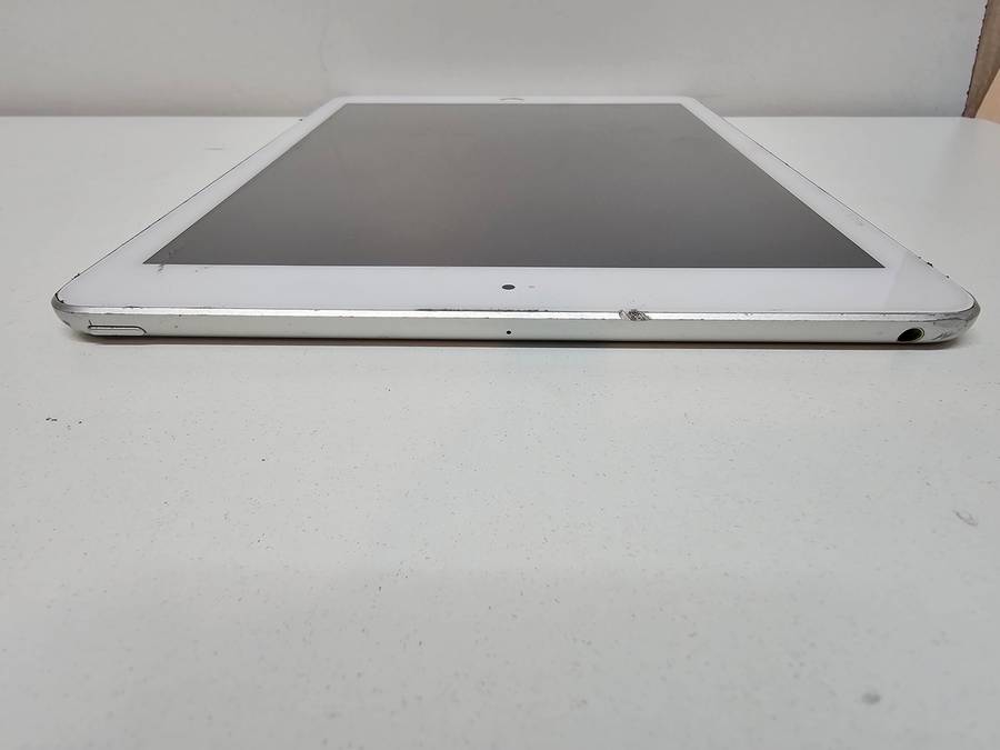 iPad 6 - 9.7 inch - Spares or repairs - Storage size unknown