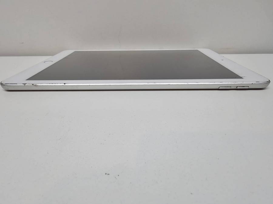 iPad 6 - 9.7 inch - Spares or repairs - Storage size unknown