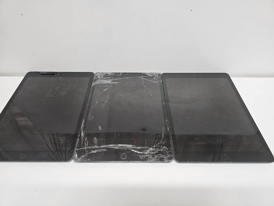3 x iPad 7 - 10.2 inch - Spares or repairs - Storage unknown, digitiser cracked
