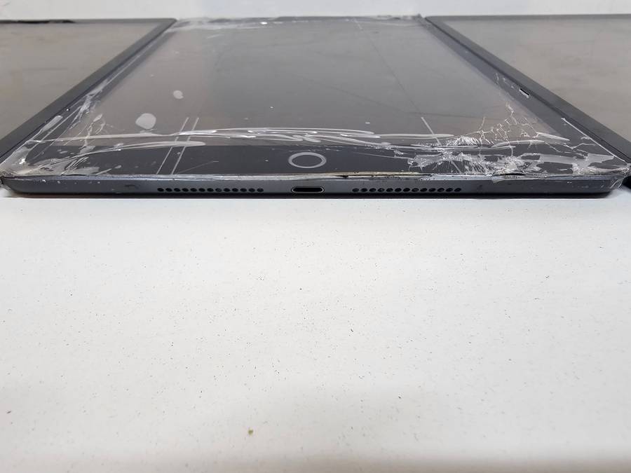 3 x iPad 7 - 10.2 inch - Spares or repairs - Storage unknown, digitiser cracked
