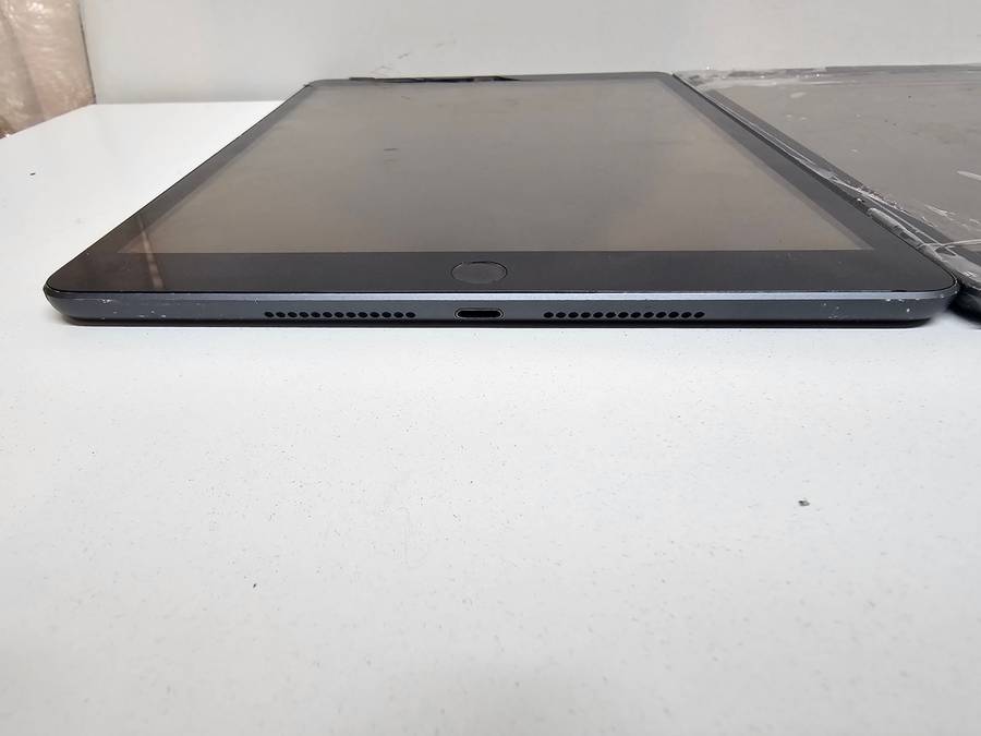 3 x iPad 7 - 10.2 inch - Spares or repairs - Storage unknown, digitiser cracked