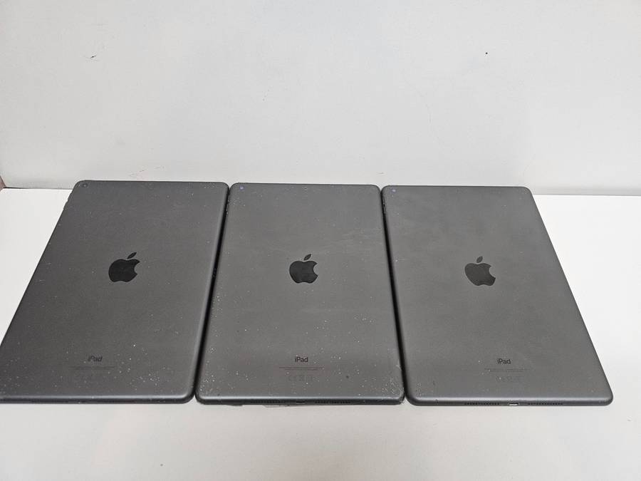 3 x iPad 7 - 10.2 inch - Spares or repairs - Storage unknown, digitiser cracked