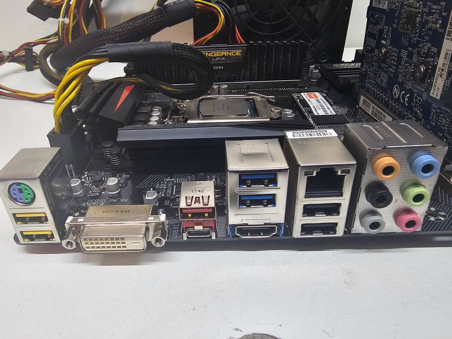 GA-H270-Gaming 3 mobo, i5-7500, 16GB DDR4, 256GB m.2 SSD, 500W PSU, GTX 750 Ti 4GB - spares/repairs