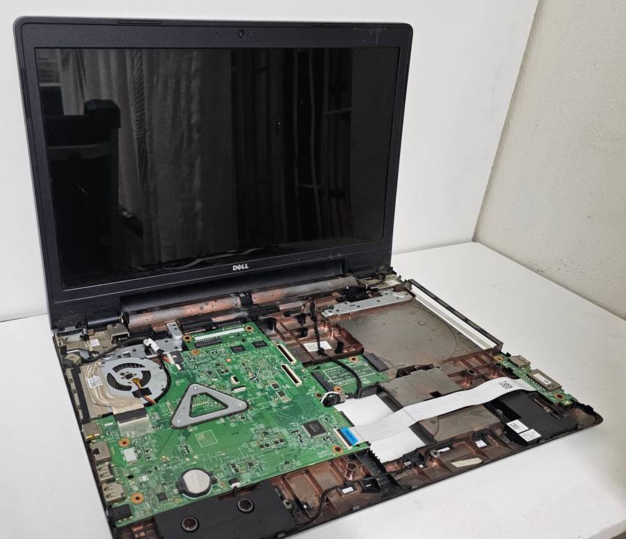 Dell Inspiron 5748 Screen and motherboard only - Spare or repairs