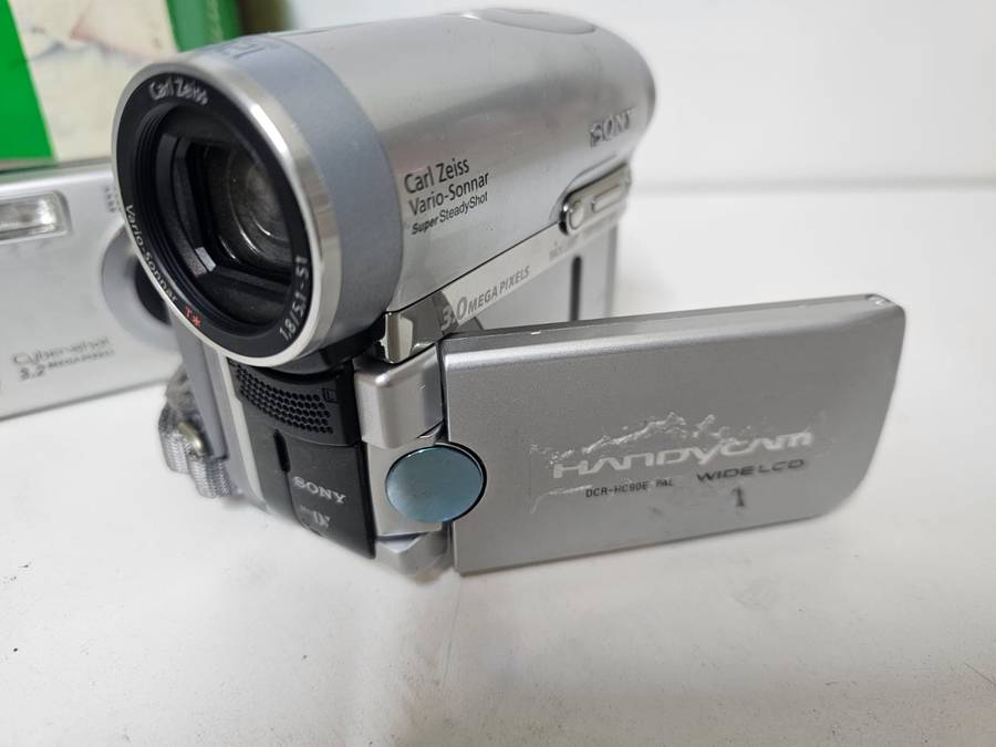 Vintage & Digital Camera Bundle  Sony  Fujifilm  Minolta  Handycam