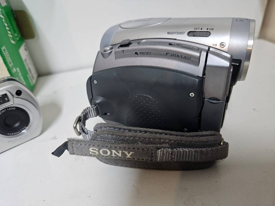 Vintage & Digital Camera Bundle  Sony  Fujifilm  Minolta  Handycam