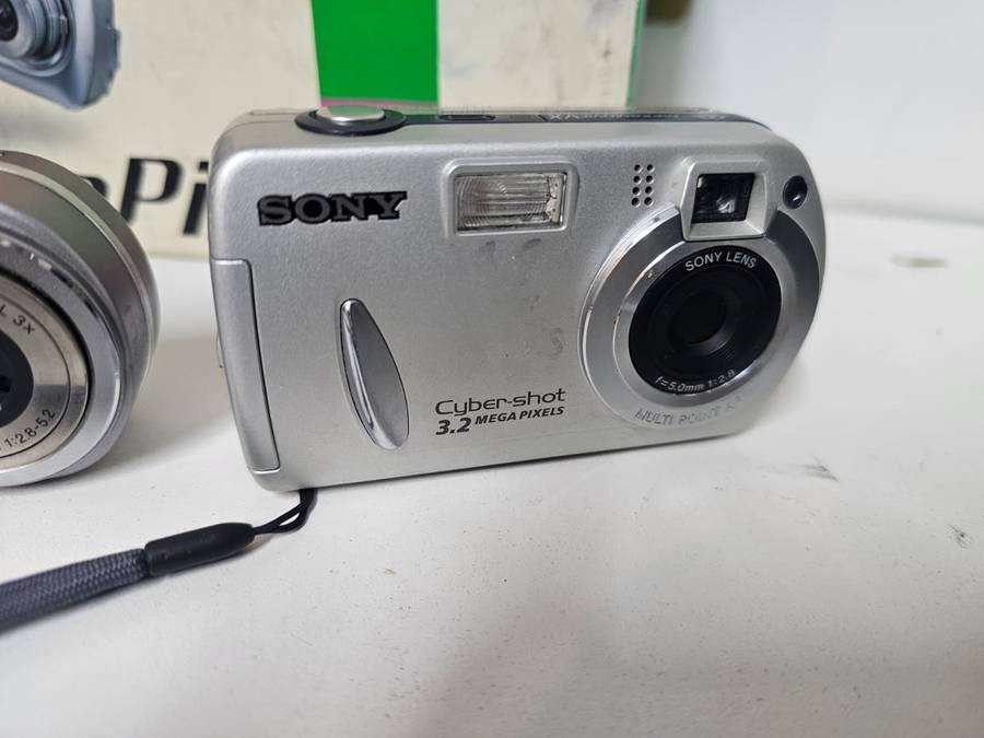 Vintage & Digital Camera Bundle  Sony  Fujifilm  Minolta  Handycam