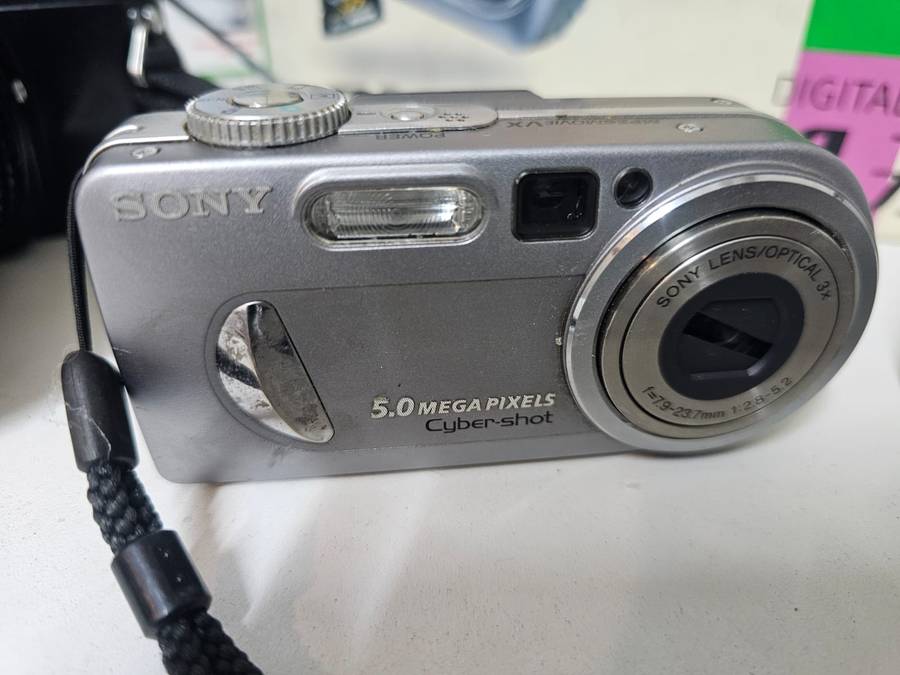 Vintage & Digital Camera Bundle  Sony  Fujifilm  Minolta  Handycam