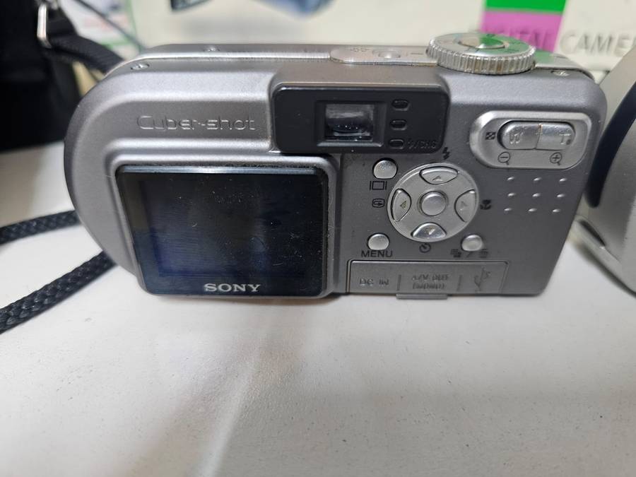 Vintage & Digital Camera Bundle  Sony  Fujifilm  Minolta  Handycam