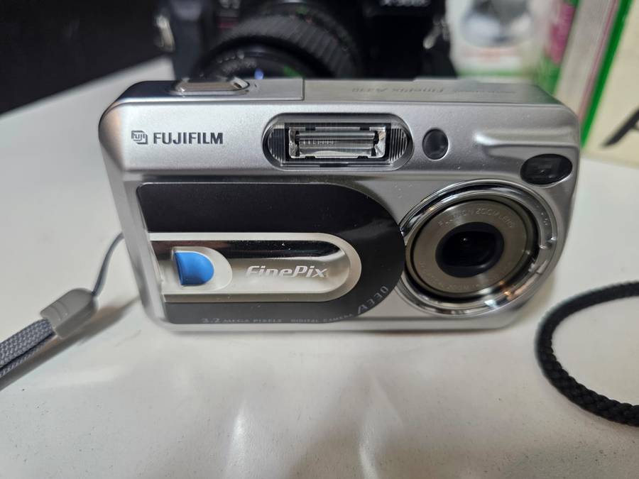 Vintage & Digital Camera Bundle  Sony  Fujifilm  Minolta  Handycam