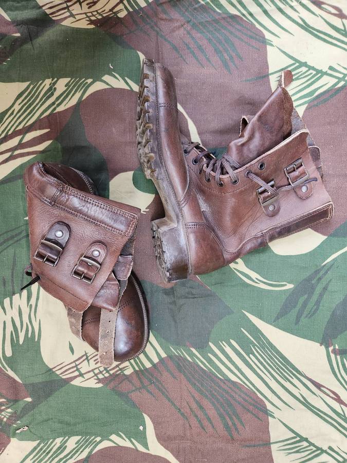 Rhodesia Army issue double buckle MARS sole boots size 8UK