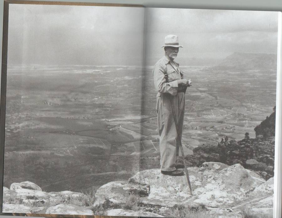JAN SMUTS MAN OF COURAGE AND VISION - ANTHONY LENTIN (2010)