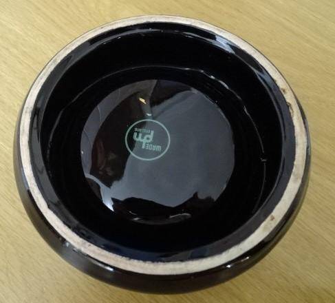 GLASS BLACK & WHITE SCOTCH WHISKY ASHTRAY (MADE BY WADE ENGLAND)