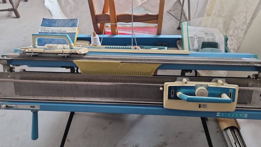 Singer S727 Knitting Machine