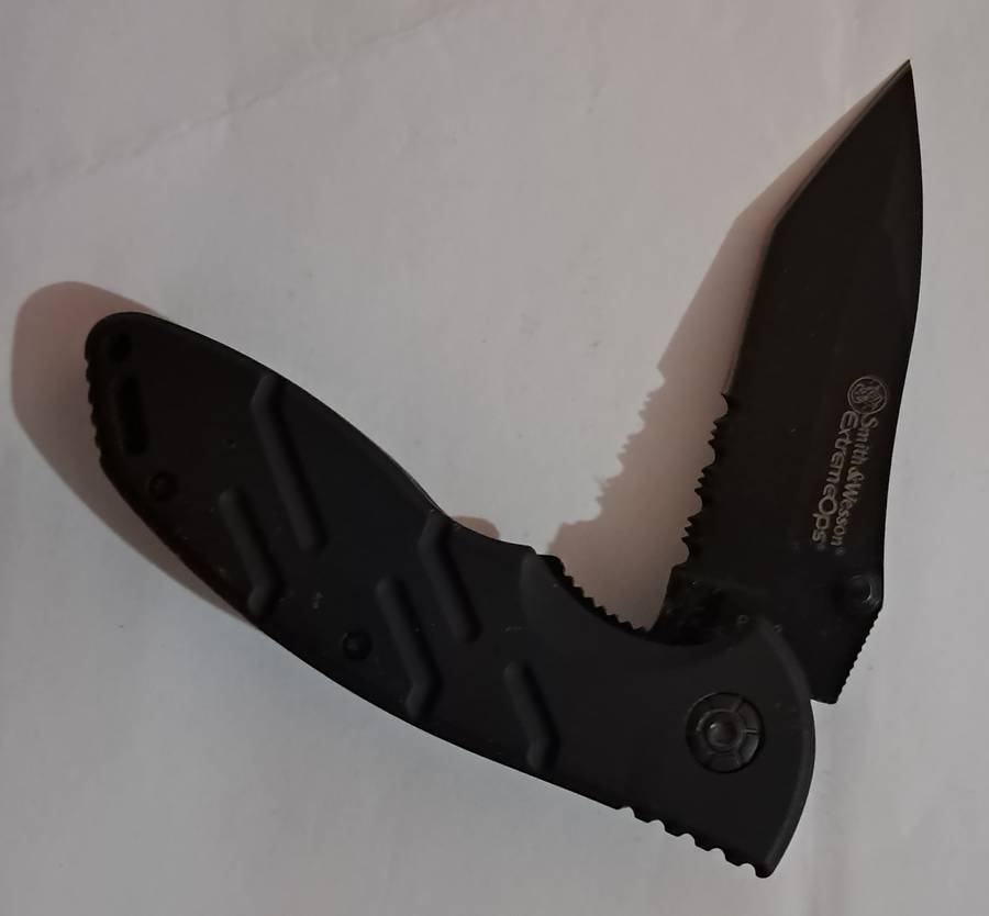 Smith & Wesson Extreme Ops pocket knife
