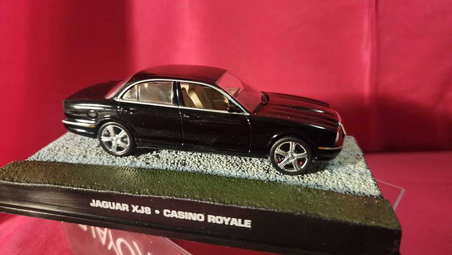 Jaguar XJ 6  James Bond