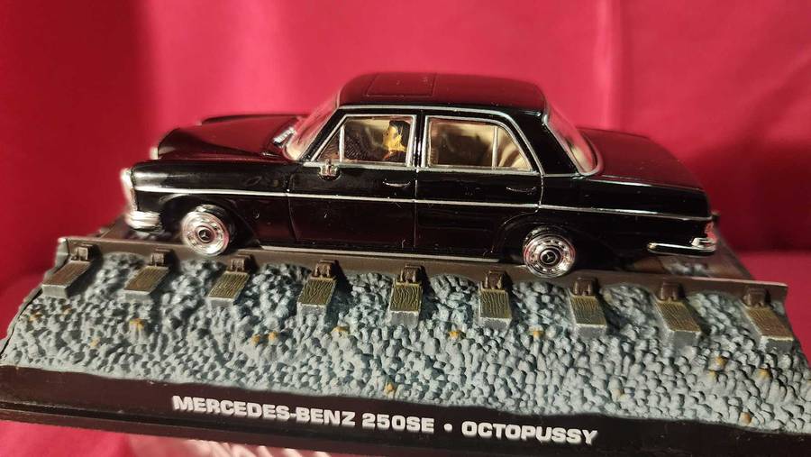 Mercedes 250 SE James Bond (1,43)