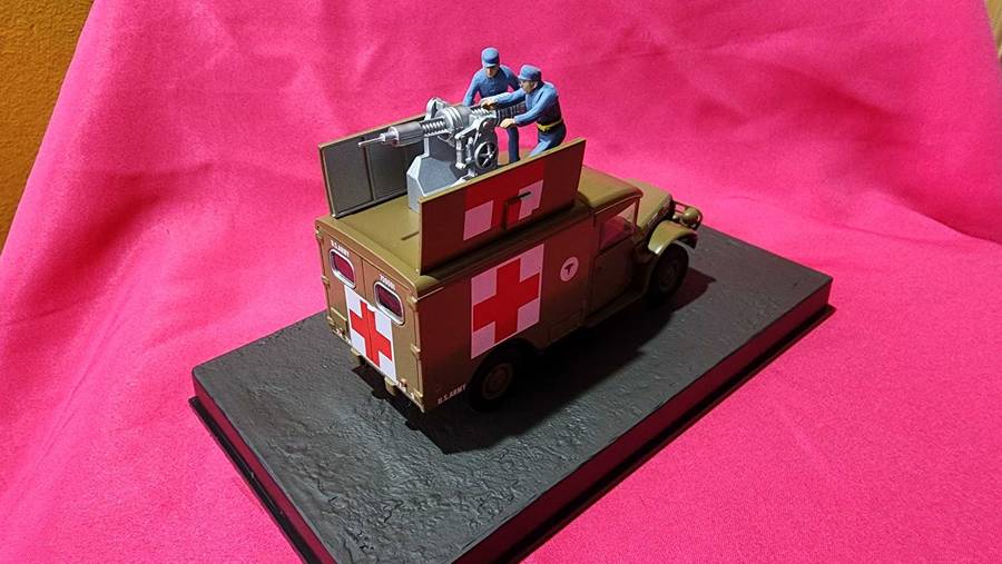 Dodge Old-School Ambulance (1:43) James Bond
