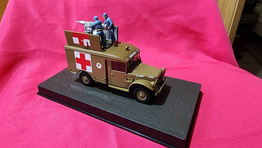 Dodge Old-School Ambulance (1:43) James Bond