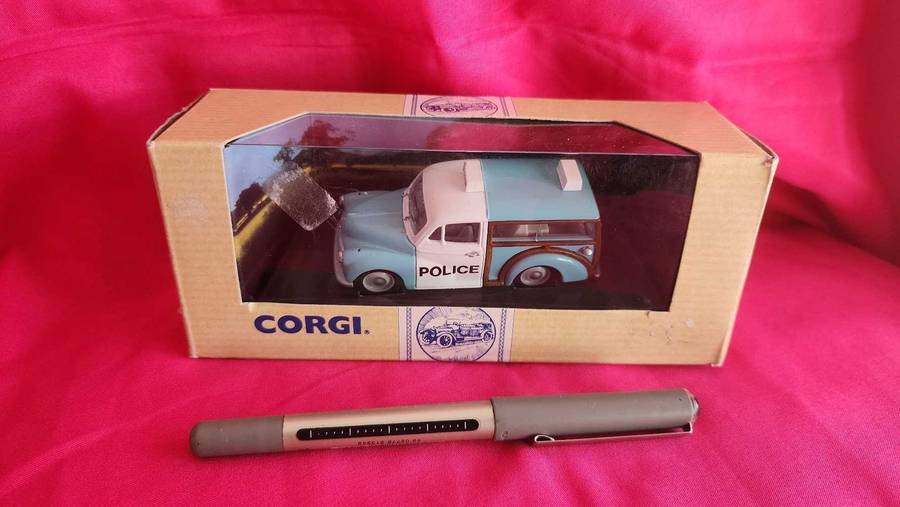 Morris Minor Traveller Corgi