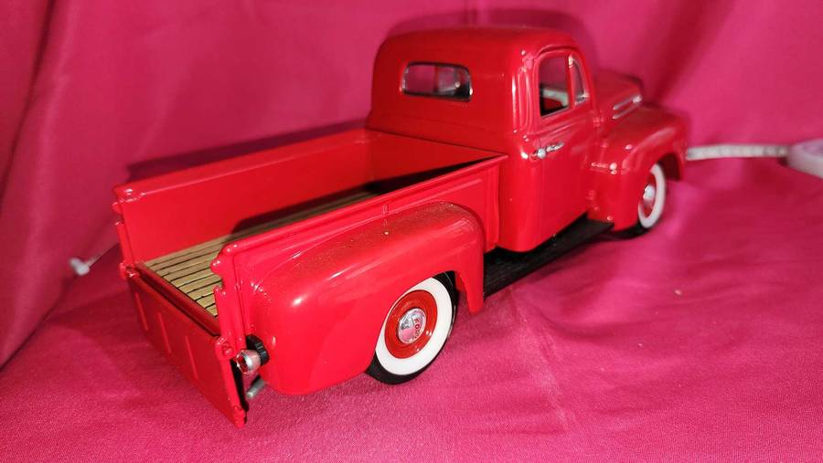 48' Ford Pick-Up Truck { 1,18 }