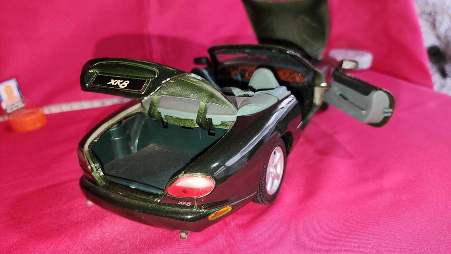 Jaguar XK 8 ( 1:18 )