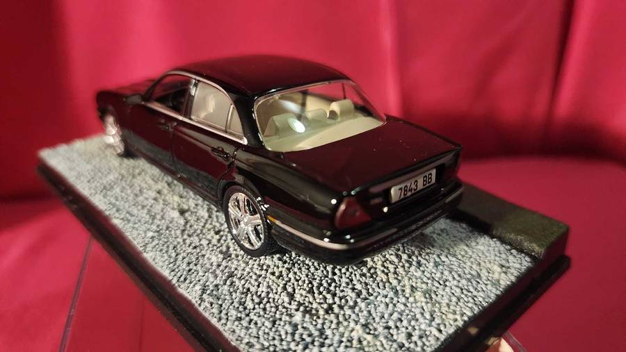 Jaguar XJ 6  James Bond