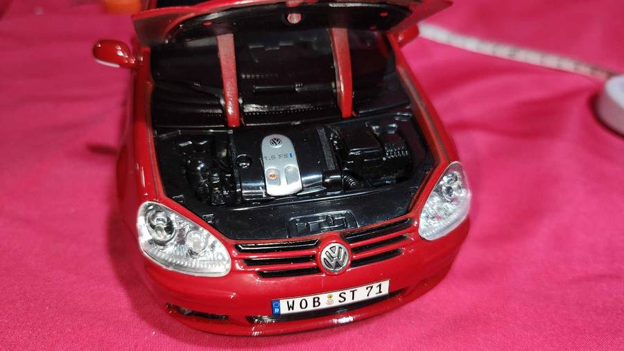 VW Golf 5 (1:18) Bburago