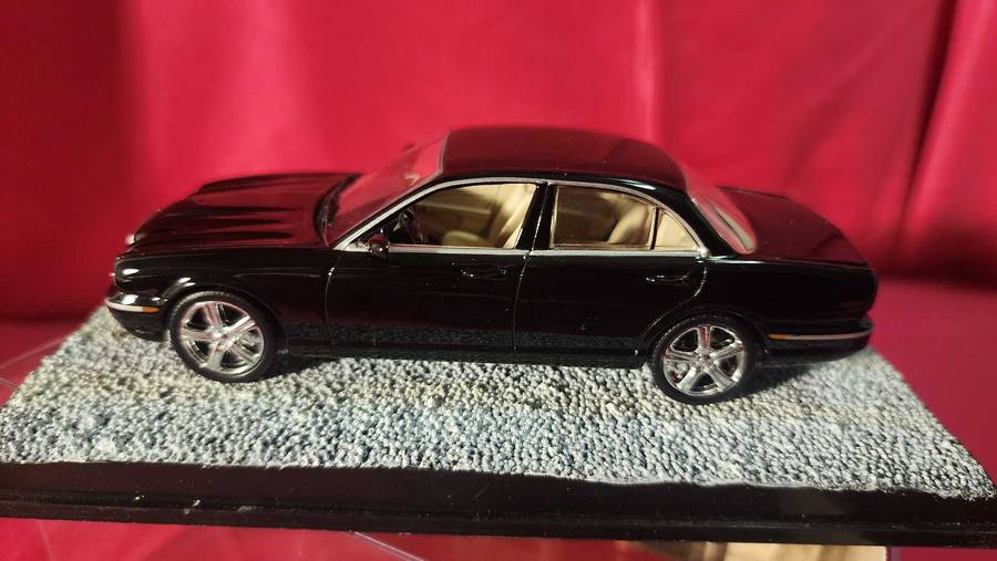 Jaguar XJ 6  James Bond