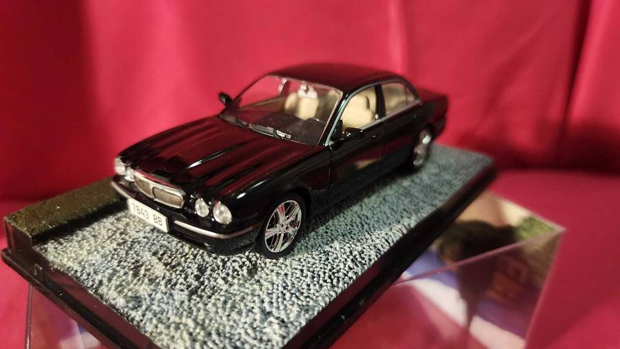 Jaguar XJ 6  James Bond