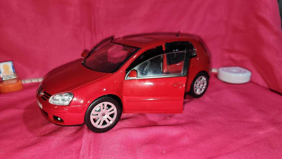 VW Golf 5 (1:18) Bburago