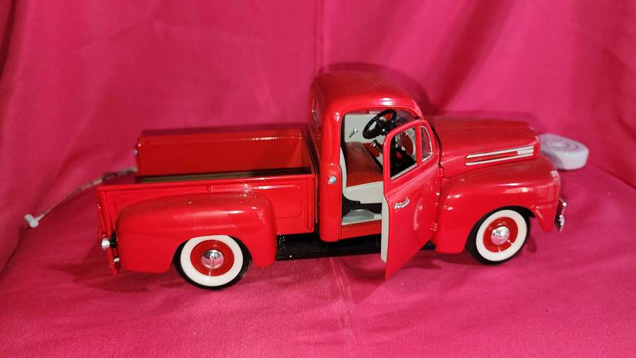 48' Ford Pick-Up Truck { 1,18 }