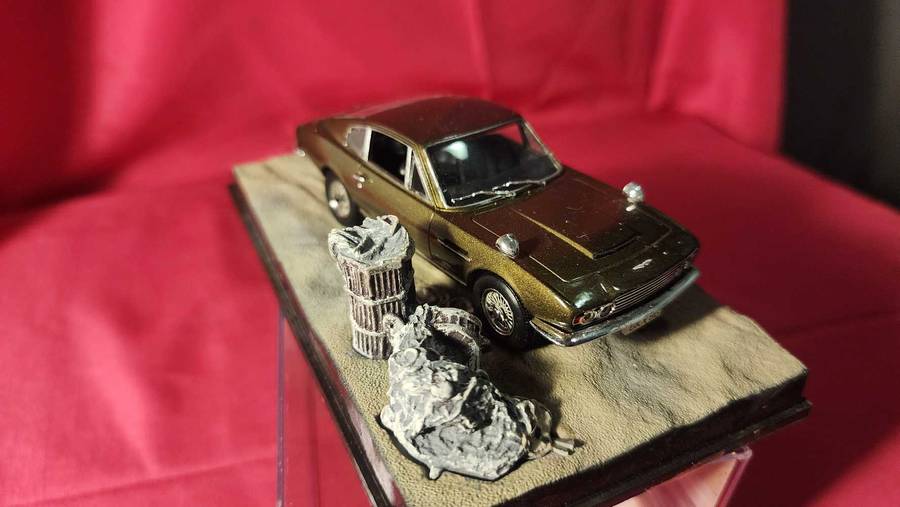 Aston Martin DBS    James Bond