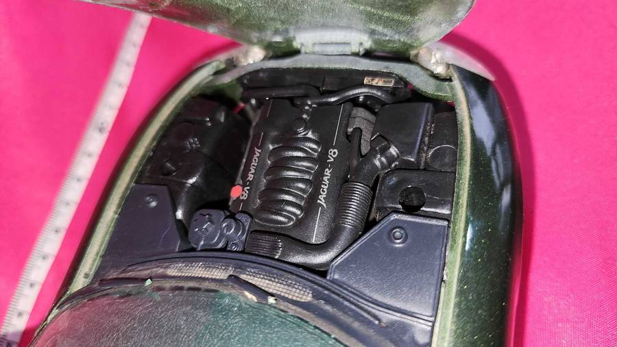 Jaguar XK 8 ( 1:18 )