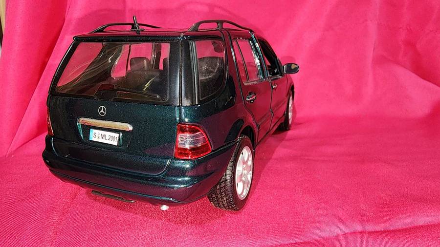 Mercedes ML (1:18)