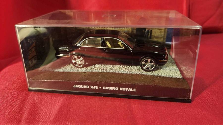 Jaguar XJ 6  James Bond