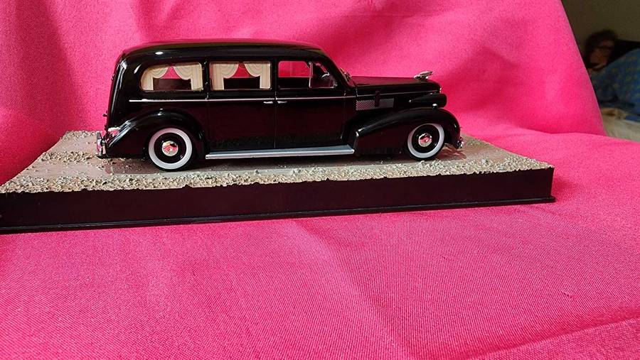 LA Salle Hearse (1:43)  James Bond