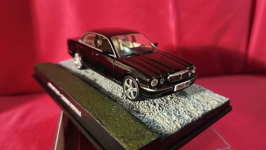 Jaguar XJ 6  James Bond
