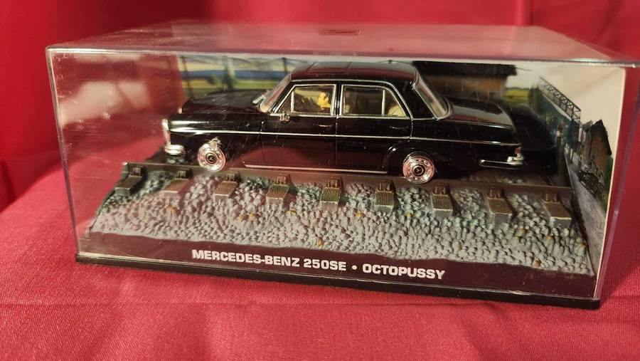 Mercedes 250 SE James Bond (1,43)