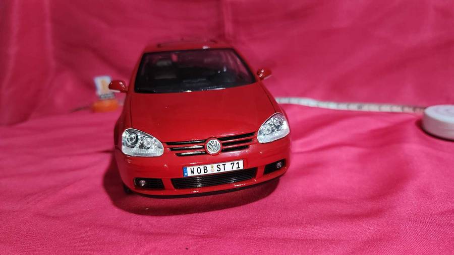 VW Golf 5 (1:18) Bburago