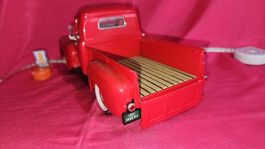 48' Ford Pick-Up Truck { 1,18 }