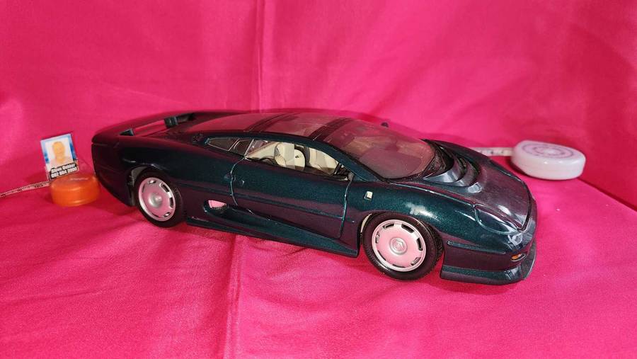 Jaguar X 220 (1:18) Maisto