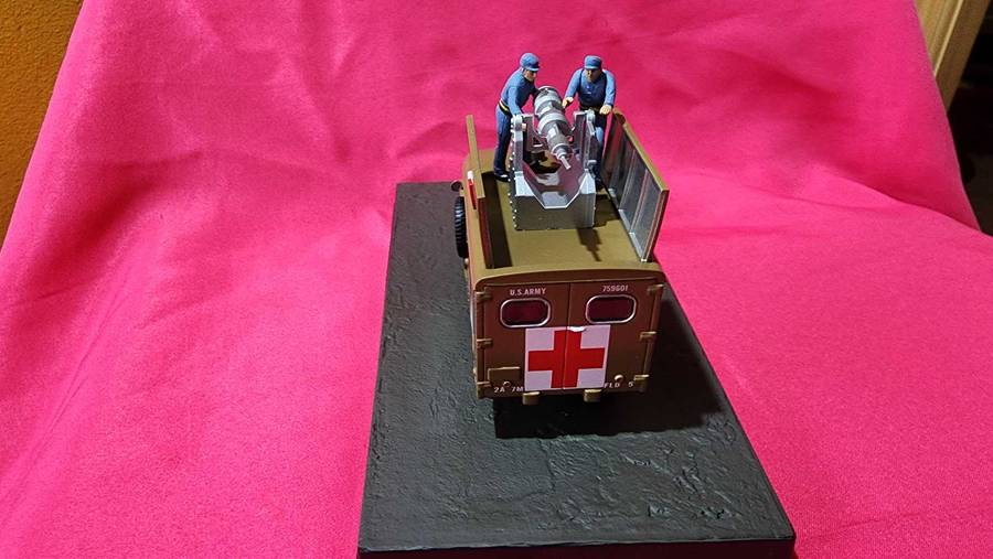 Dodge Old-School Ambulance (1:43) James Bond