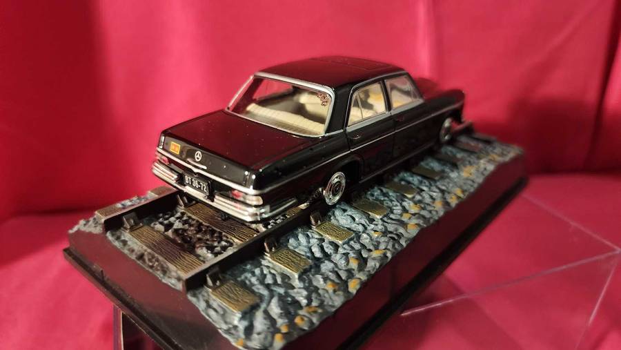 Mercedes 250 SE James Bond (1,43)