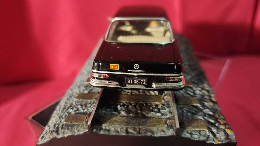 Mercedes 250 SE James Bond (1,43)