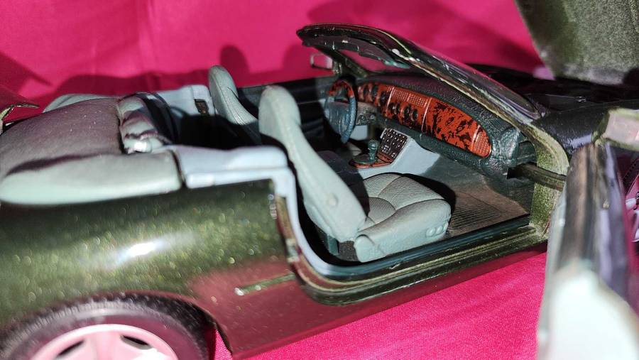 Jaguar XK 8 ( 1:18 )