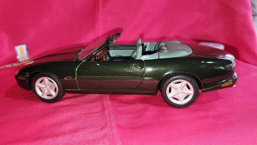 Jaguar XK 8 ( 1:18 )